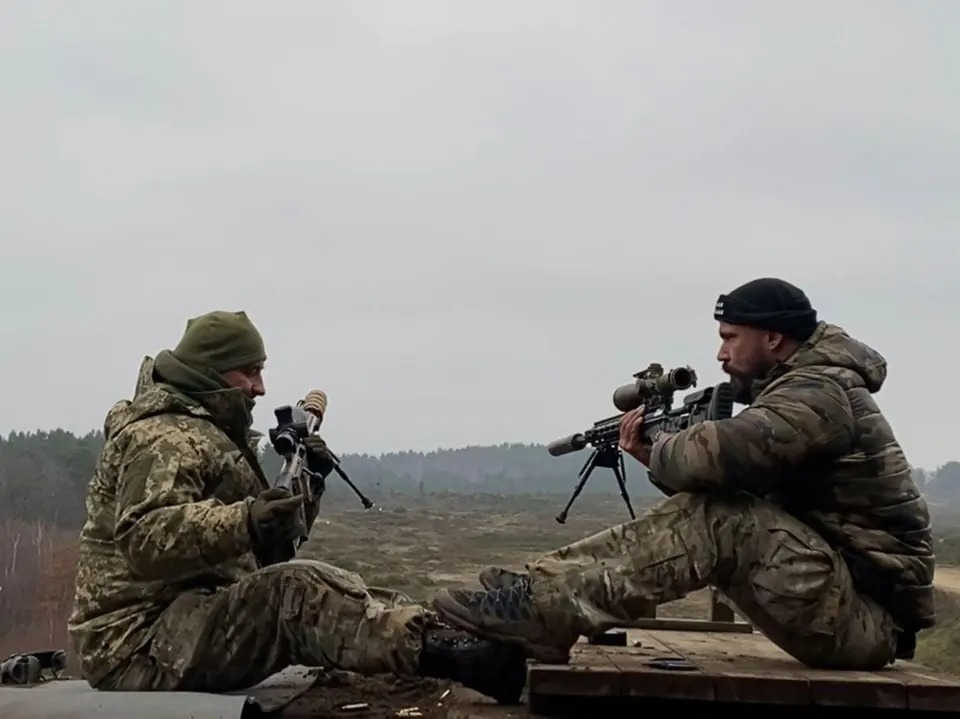 Nằm giữa chiến trường Bakhmut, cựu binh Mỹ gọi về sở chỉ huy Ukraine và nhận câu trả lời bất ngờ- Ảnh 1.