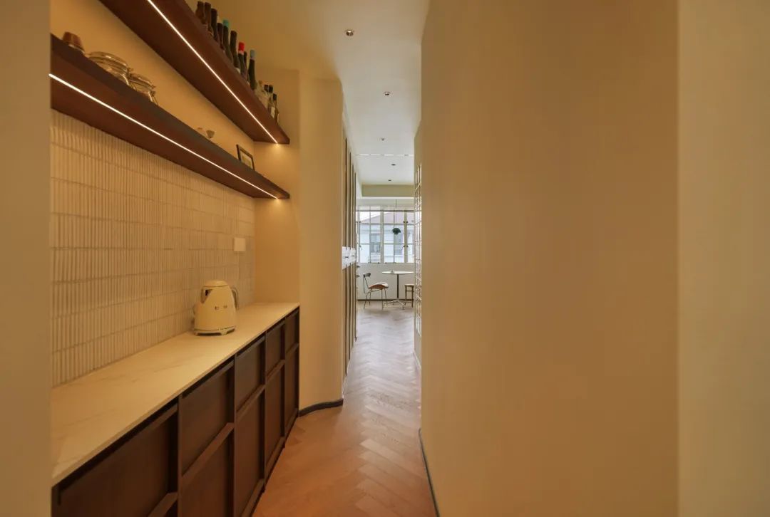 Ai cũng chê căn hộ 37m² quá chật, cặp vợ chồng trẻ lại chi hơn 1,4 tỷ đồng cải tạo và nhận về kết quả ngoài mong đợi. - Ảnh 3.