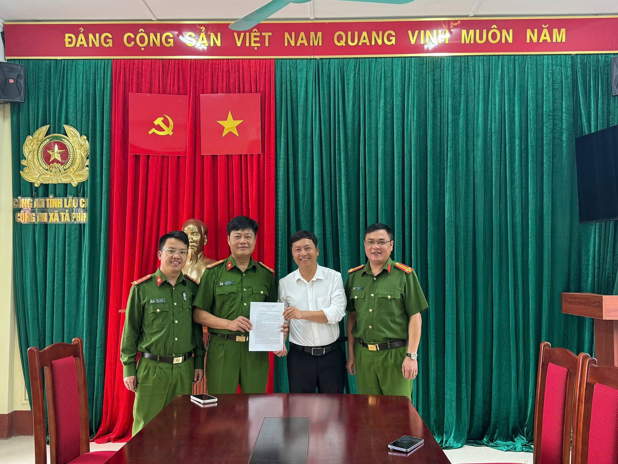 Chuyển khoản thành công 499.999.999 đồng vào tài khoản của doanh nghiệp ở TP.HCM, người đàn ông ở Lào Cai phải trình báo công an- Ảnh 1.