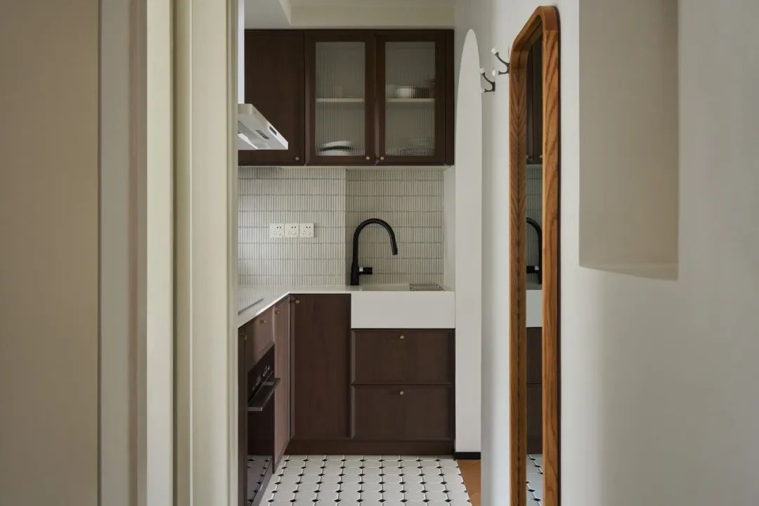 Ai cũng chê căn hộ 37m² quá chật, cặp vợ chồng trẻ lại chi hơn 1,4 tỷ đồng cải tạo và nhận về kết quả ngoài mong đợi. - Ảnh 2.