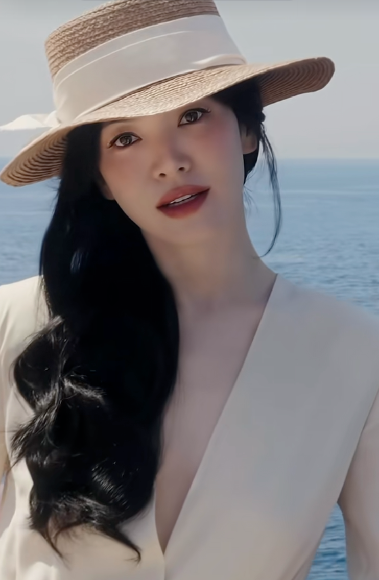 Ở tuổi 44, Song Hye Kyo vẫn mê đầm trắng: Phụ nữ ngoài 35 tuổi nhất định nên có một chiếc trong tủ đồ - Ảnh 3.