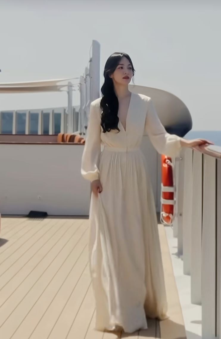 Ở tuổi 44, Song Hye Kyo vẫn mê đầm trắng: Phụ nữ ngoài 35 tuổi nhất định nên có một chiếc trong tủ đồ - Ảnh 1.