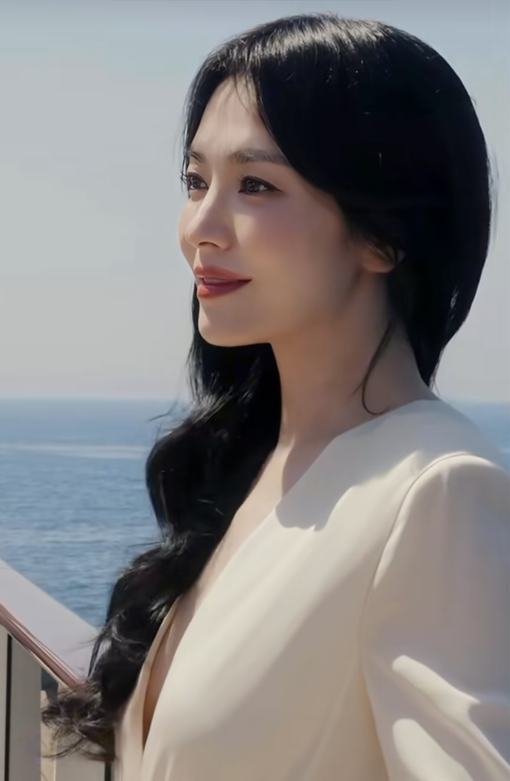 Ở tuổi 44, Song Hye Kyo vẫn mê đầm trắng: Phụ nữ ngoài 35 tuổi nhất định nên có một chiếc trong tủ đồ - Ảnh 4.