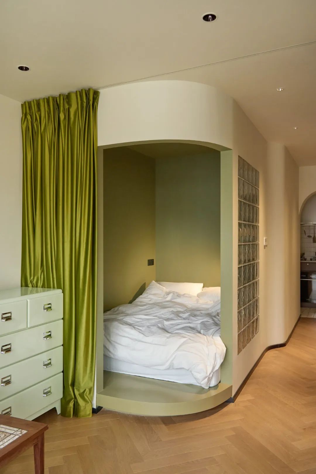 Ai cũng chê căn hộ 37m² quá chật, cặp vợ chồng trẻ lại chi hơn 1,4 tỷ đồng cải tạo và nhận về kết quả ngoài mong đợi. - Ảnh 1.