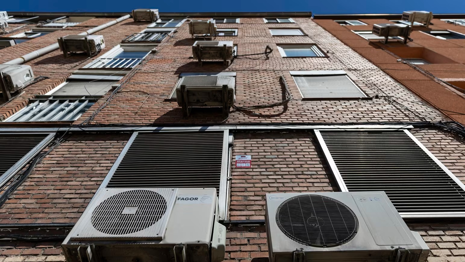 Nắng nóng 40°C buộc châu Âu làm điều họ từng né tránh suốt nhiều thập kỷ- Ảnh 1.