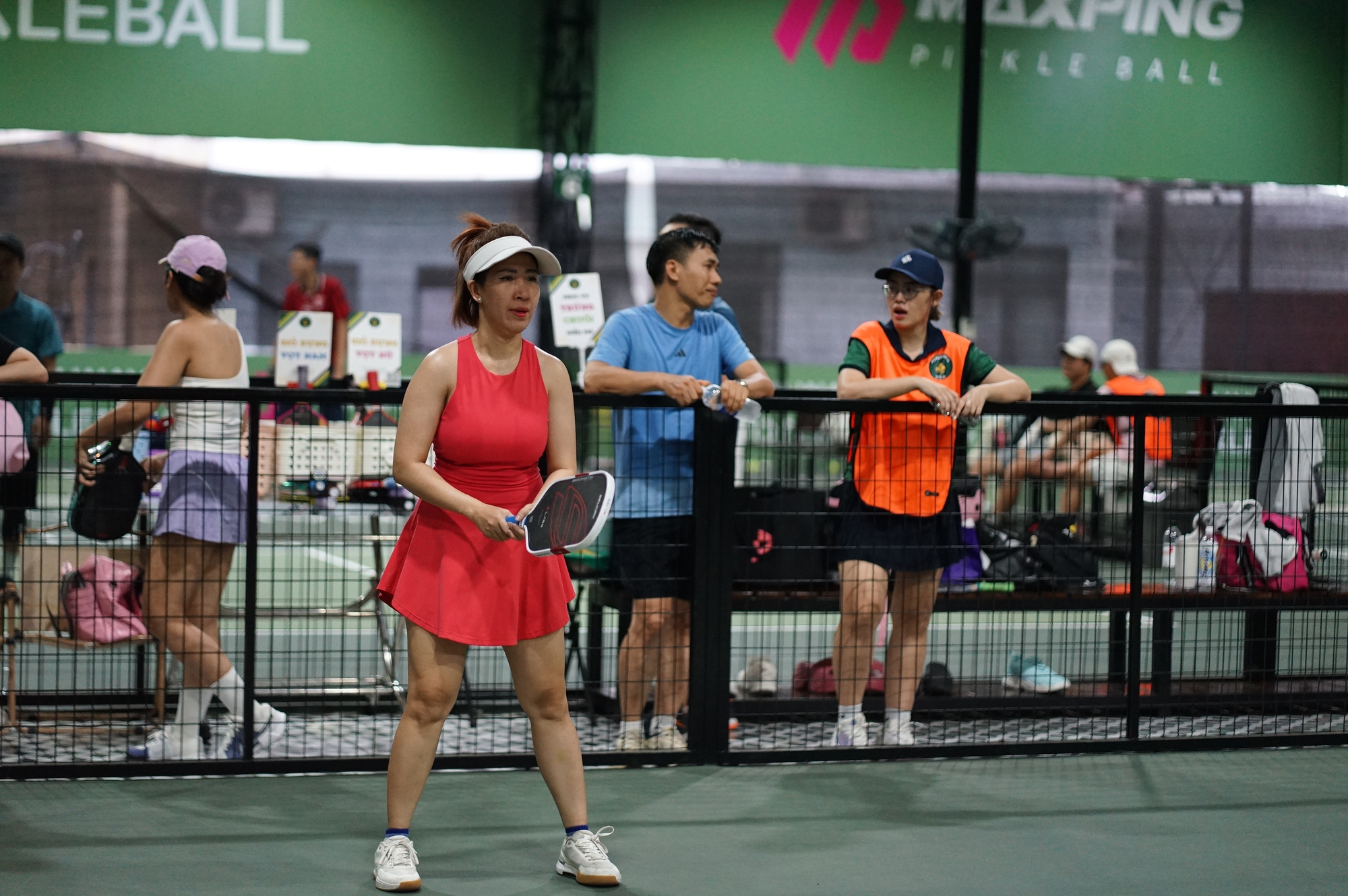 Sân pickleball ở TP.HCM vẫn kín người giữa cái nóng gần 40 độ C: Làm gì để không kiệt sức trên sân? - Ảnh 2.