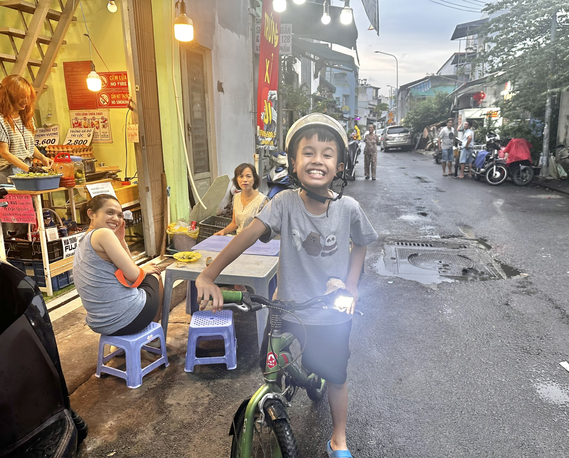 Đằng sau tiếng rao bằng thơ gây sốt mạng xã hội của cậu bé 9 tuổi bán trứng phụ mẹ- Ảnh 2.