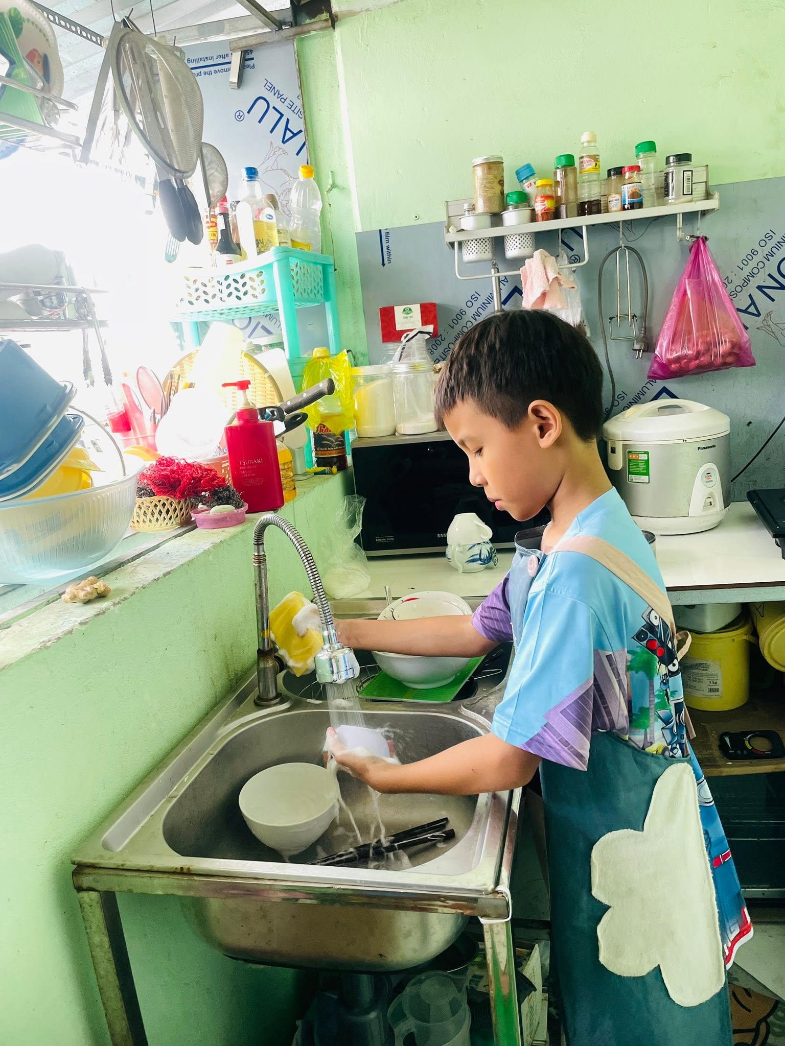 Đằng sau tiếng rao bằng thơ gây sốt mạng xã hội của cậu bé 9 tuổi bán trứng phụ mẹ- Ảnh 5.
