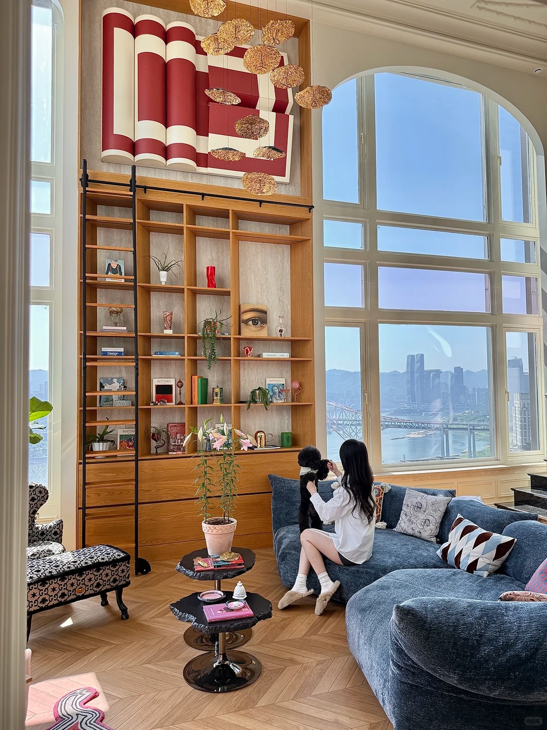 Căn duplex 320m2 "view triệu đô" của vợ chồng 30 tuổi không thích đi làm, chỉ ở mê ở nhà - Ảnh 2.