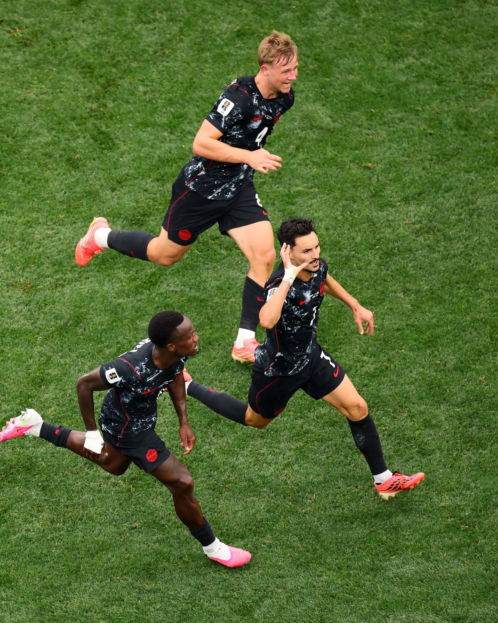 Thắng 1-0 Nam Phi, Canada trở thành đội đầu tiên vào vòng 1/8 World Cup, tạo điều chưa từng có trong lịch sử- Ảnh 1.