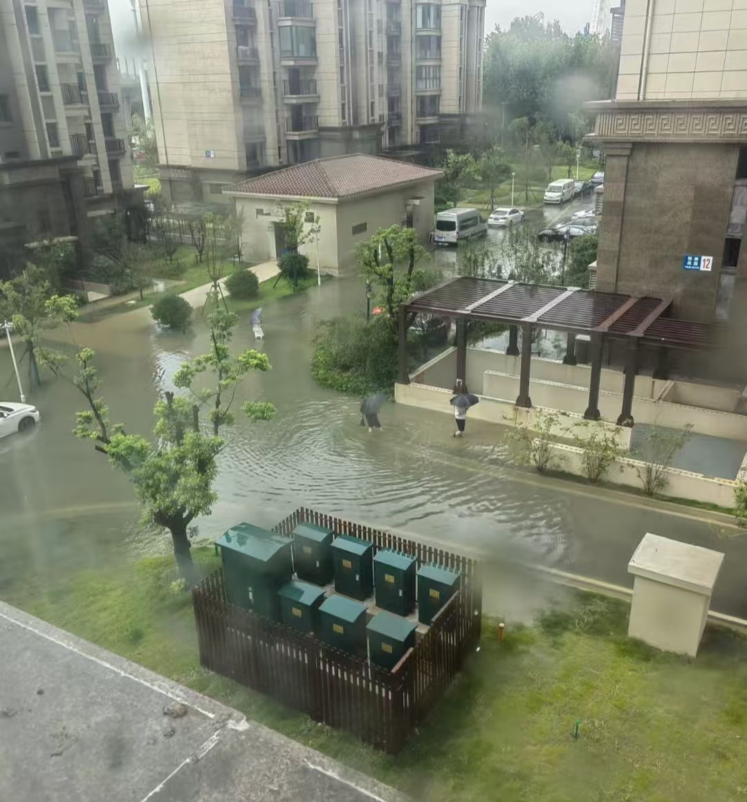 6 tháng sau khi nhận nhà, căn hộ tầng 1 của tôi ngập sâu vì mưa lớn và lúc này tôi mới "thấm thía" nhiều điều- Ảnh 2.