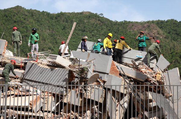 Người đàn ông mất 20 người thân sau thảm họa động đất kép kinh hoàng tại Venezuela- Ảnh 1.