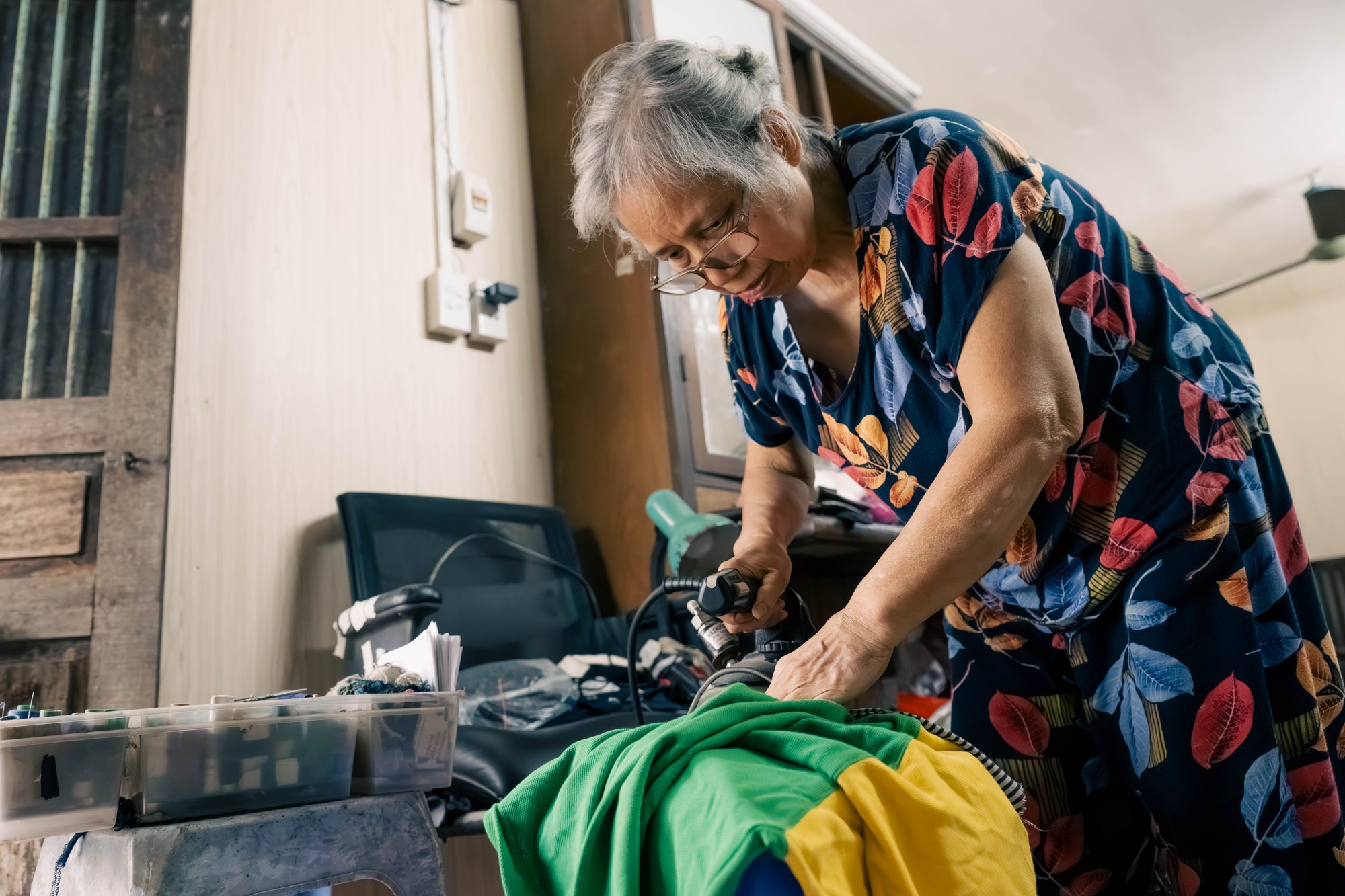 Người phụ nữ suốt 46 năm làm nghề "không AI nào thay được" ở Hà Nội: Mạng sang sợi!- Ảnh 2.