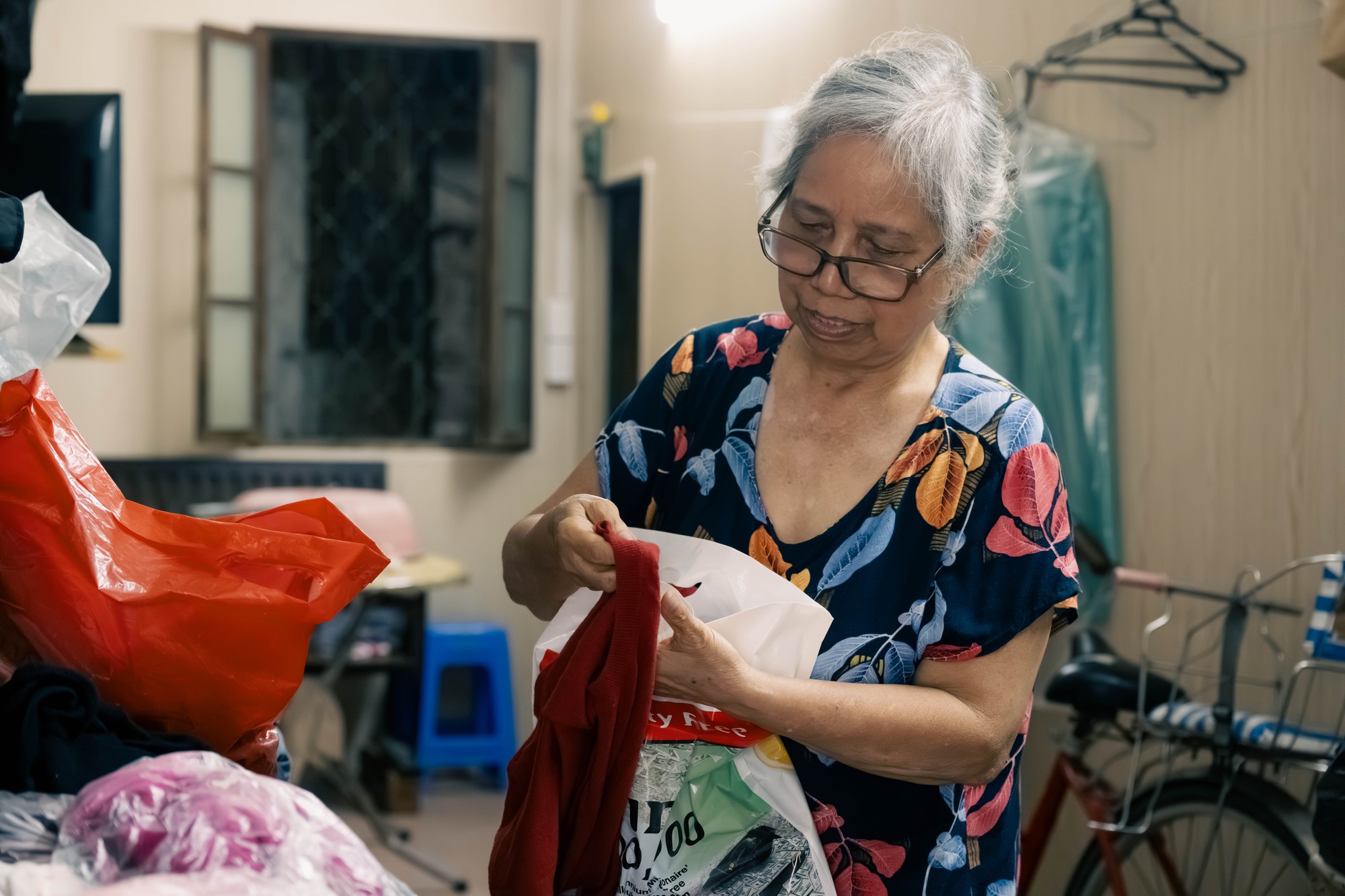 Người phụ nữ suốt 46 năm làm nghề "không AI nào thay được" ở Hà Nội: Mạng sang sợi!- Ảnh 3.
