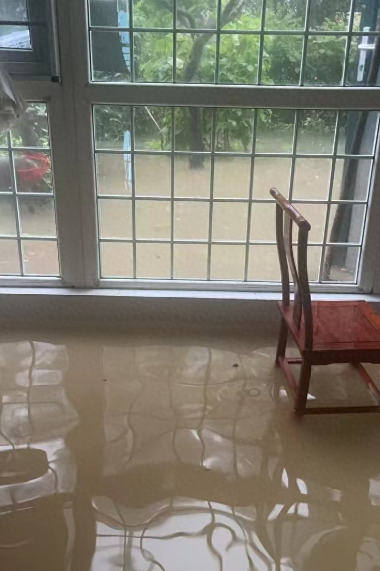 6 tháng sau khi nhận nhà, căn hộ tầng 1 của tôi ngập sâu vì mưa lớn và lúc này tôi mới "thấm thía" nhiều điều- Ảnh 1.