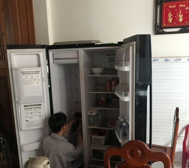 Tủ lạnh kêu ro ro cả tuần, tôi gọi thợ đến sửa rồi lặng điếng người với thứ mà anh ấy nhặt bên dưới lên- Ảnh 1.