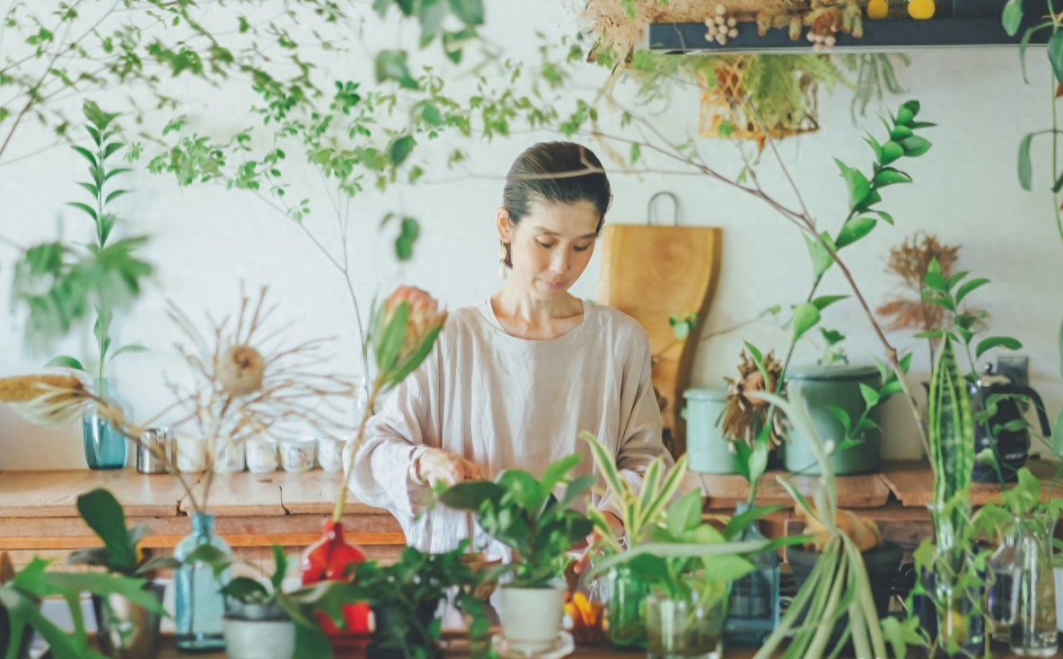 Người phụ nữ U40 biến căn bếp thành “khu vườn xanh” với hơn 30 loại cây: Mỗi sáng thức dậy đều thấy cuộc sống đáng yêu hơn- Ảnh 1.