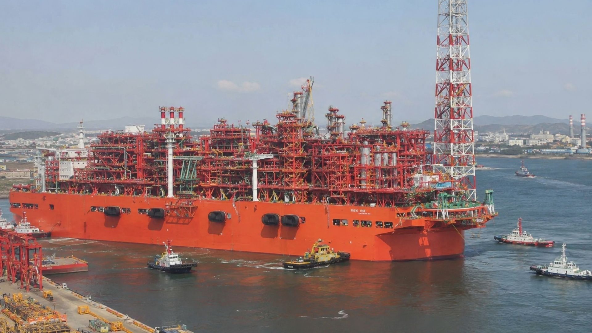 Phát hiện 'nhà máy nổi' dài 376 m rời Trung Quốc đến địa điểm cách xa 12.000 km - cung cấp hơn 2 triệu tấn 'vàng lỏng' mỗi năm - Ảnh 1.
