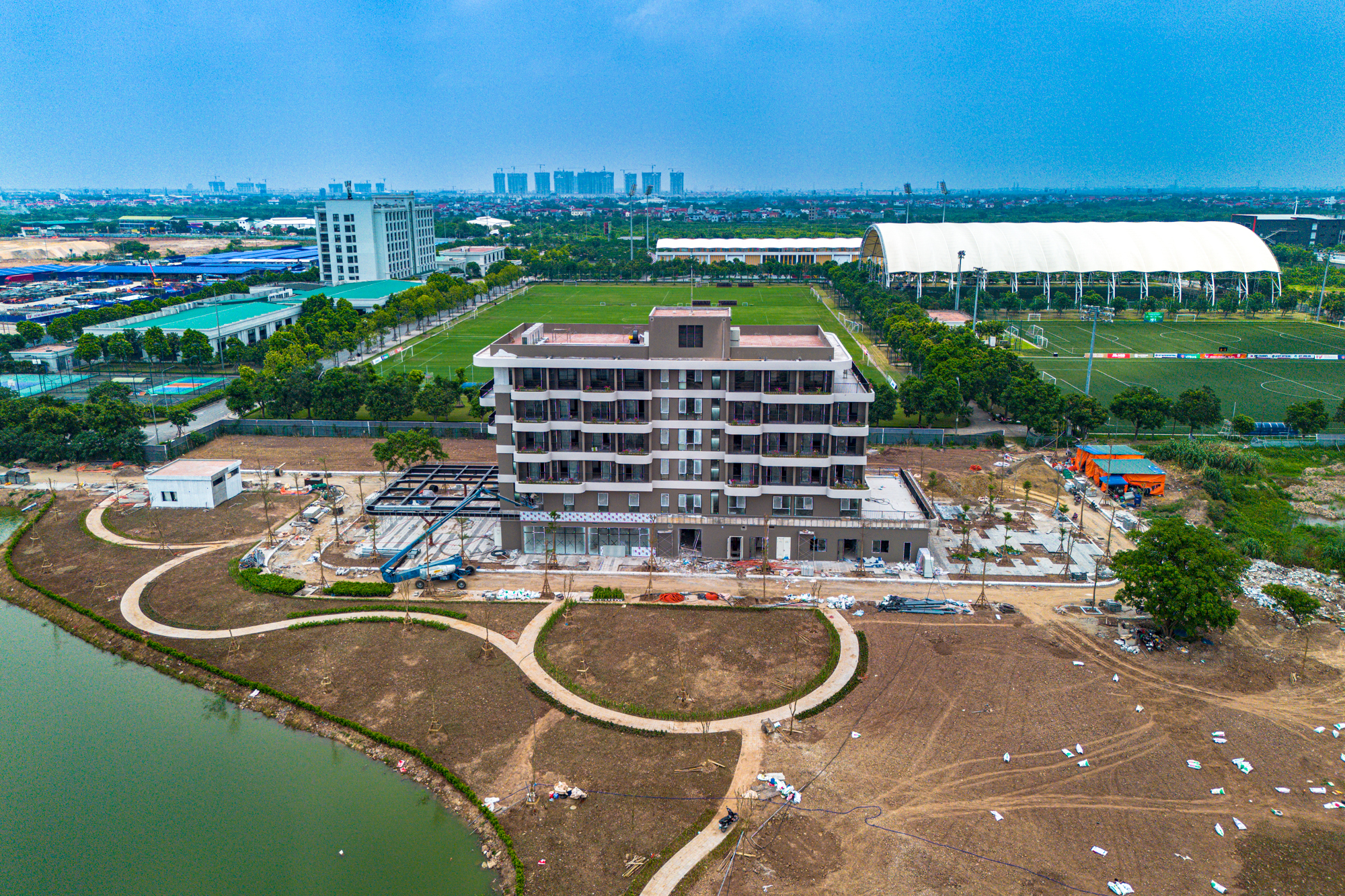 Bất ngờ tiến độ siêu sân vận động lớn thứ hai Việt Nam sau 8 tháng khởi công: Khán đài dần lộ diện, sắp lắp mái vòm thép 8.600 tấn  - Ảnh 6.