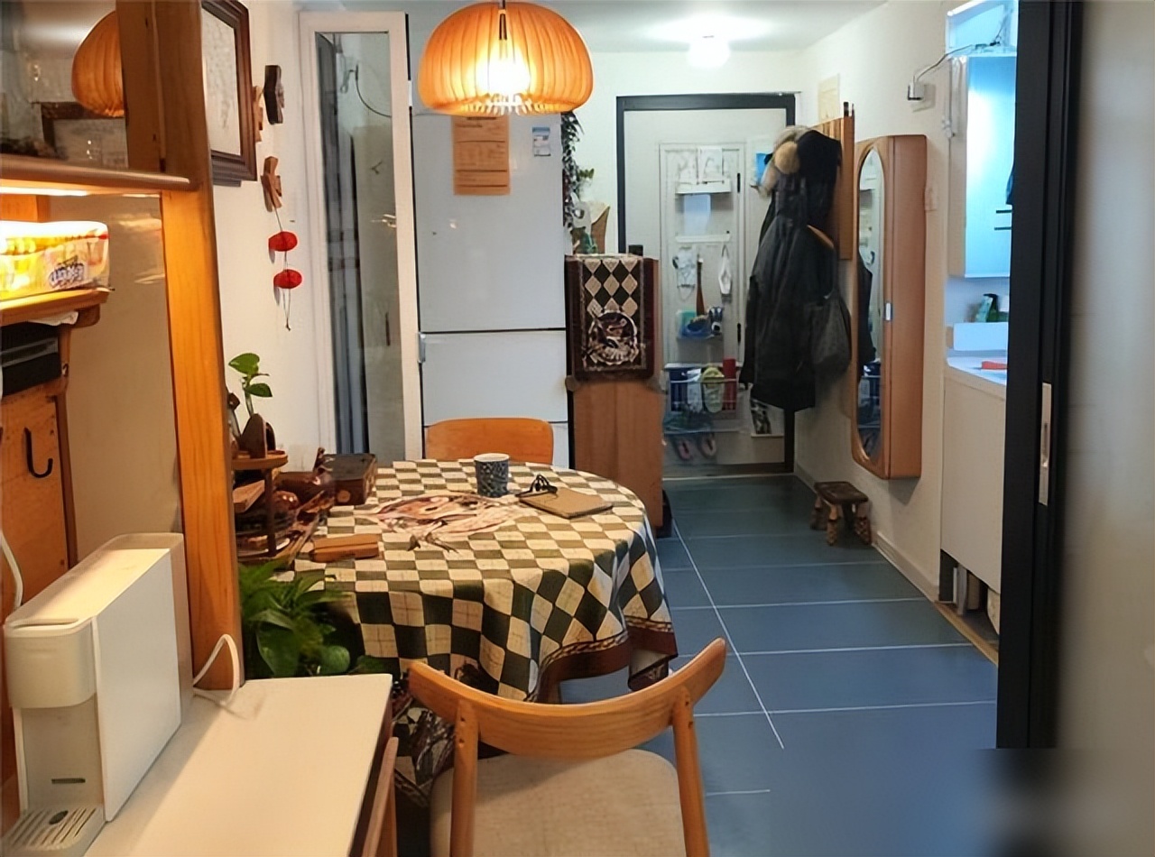 Căn hộ chỉ 30m² của gia đình 3 người khiến nhiều người ngỡ ngàng: Không thừa một mét vuông nào, sống gọn mà vẫn đủ đầy - Ảnh 3.