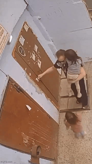 Gã đàn ông định bắt cóc bé gái 5 tuổi, camera ở hiện trường ghi lại cảnh tượng khó tin - Ảnh 1.
