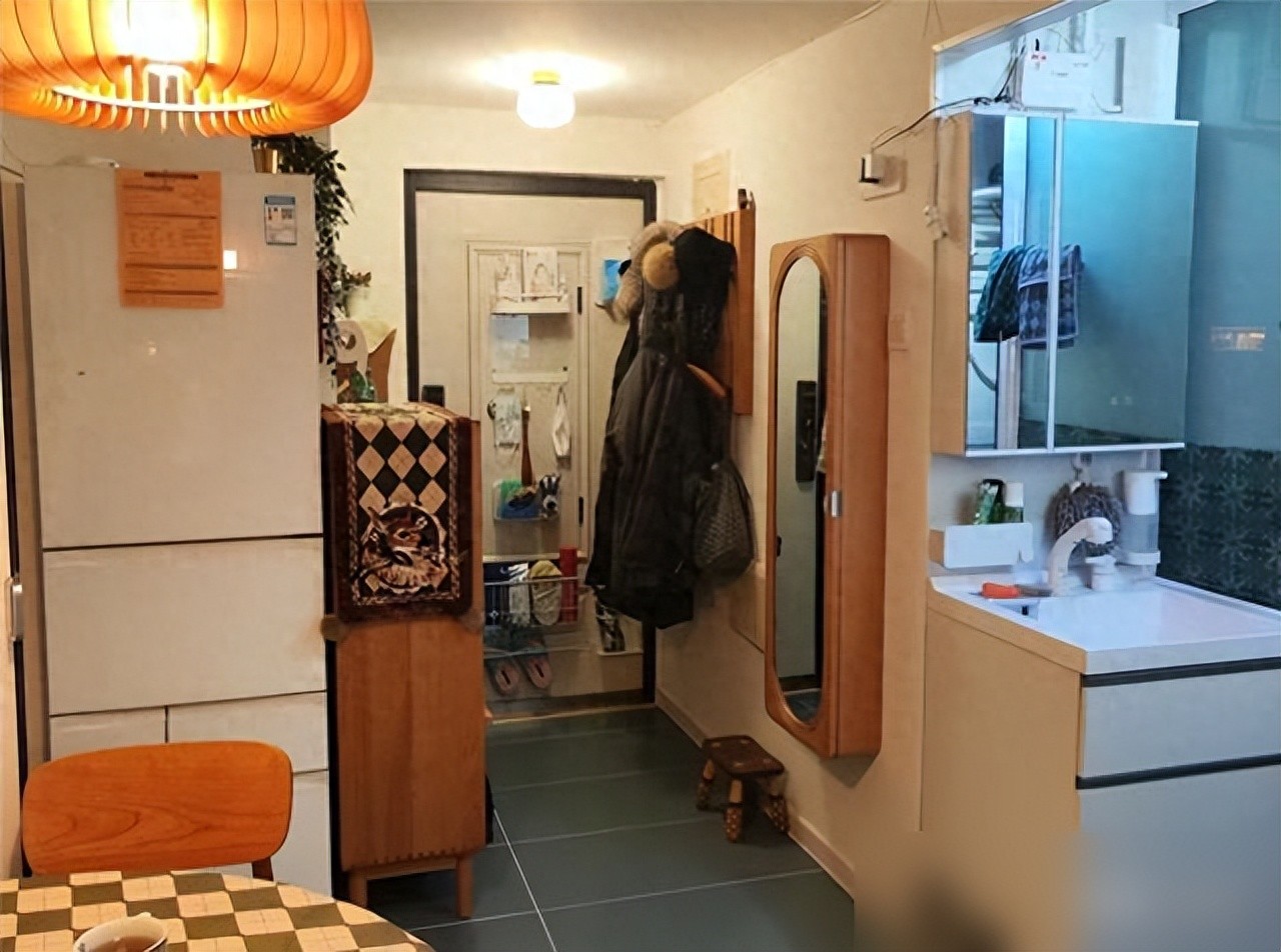 Căn hộ chỉ 30m² của gia đình 3 người khiến nhiều người ngỡ ngàng: Không thừa một mét vuông nào, sống gọn mà vẫn đủ đầy - Ảnh 1.