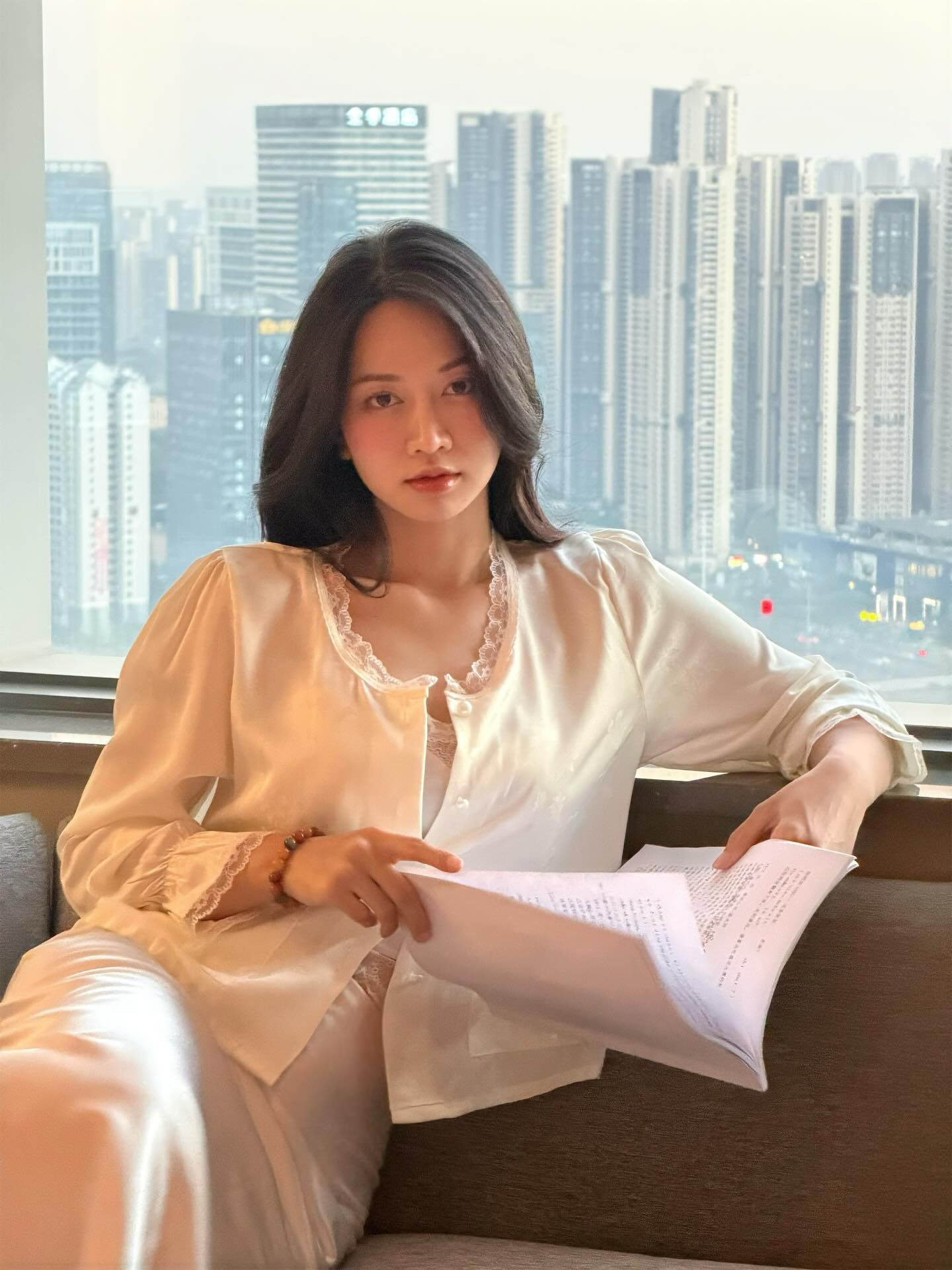 Lê Bống quyết không bỏ sót ngành nghề nào: Làm từ MC, diễn viên đến kiến trúc sư, tạc tượng - Ảnh 1.