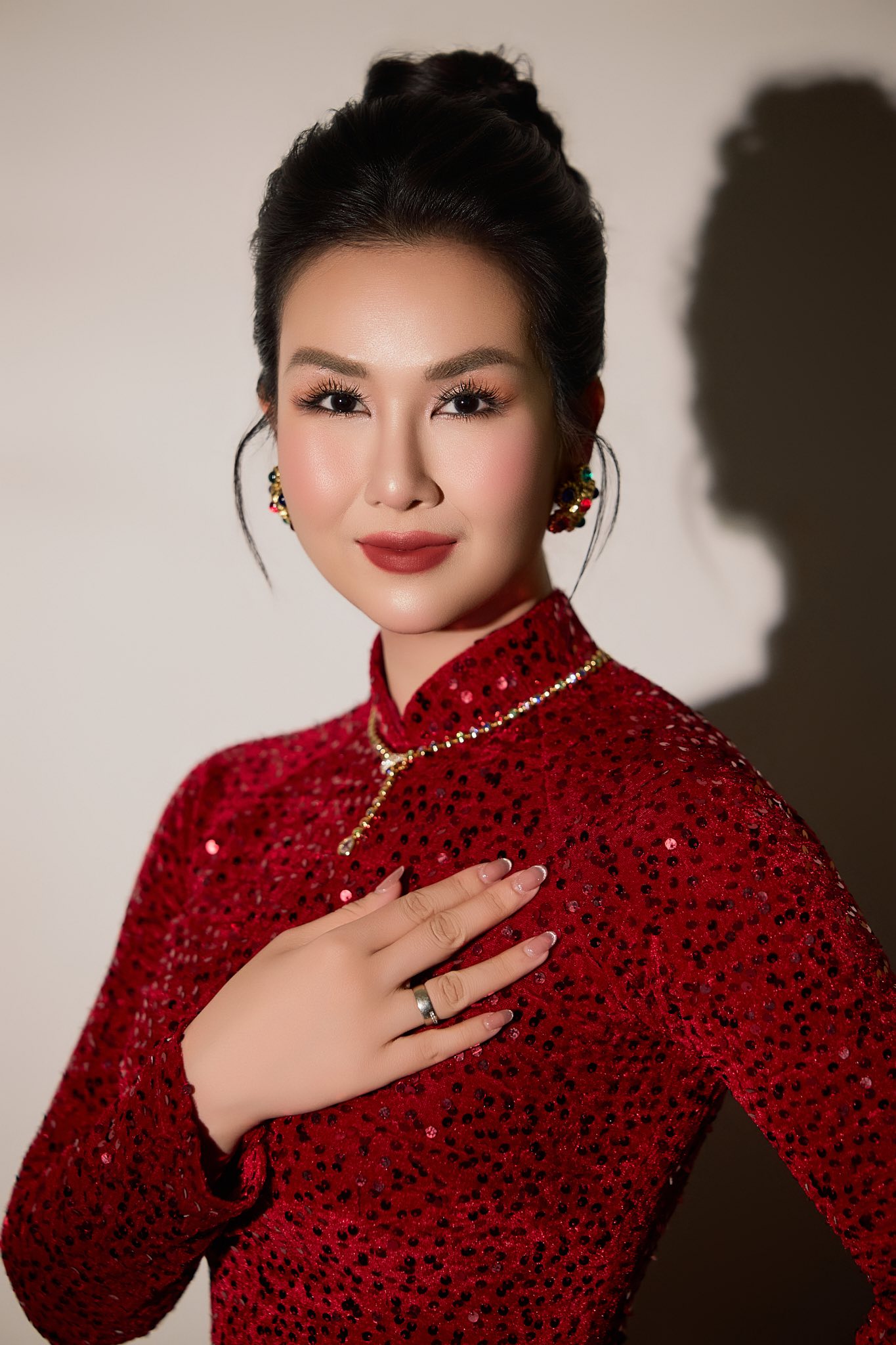 Nữ ca sĩ Việt lấy đại gia Ấn Độ: Khoe con hát thu 120 nghìn tương tác, chồng yêu chiều cho tiền tỷ làm MV  - Ảnh 8.