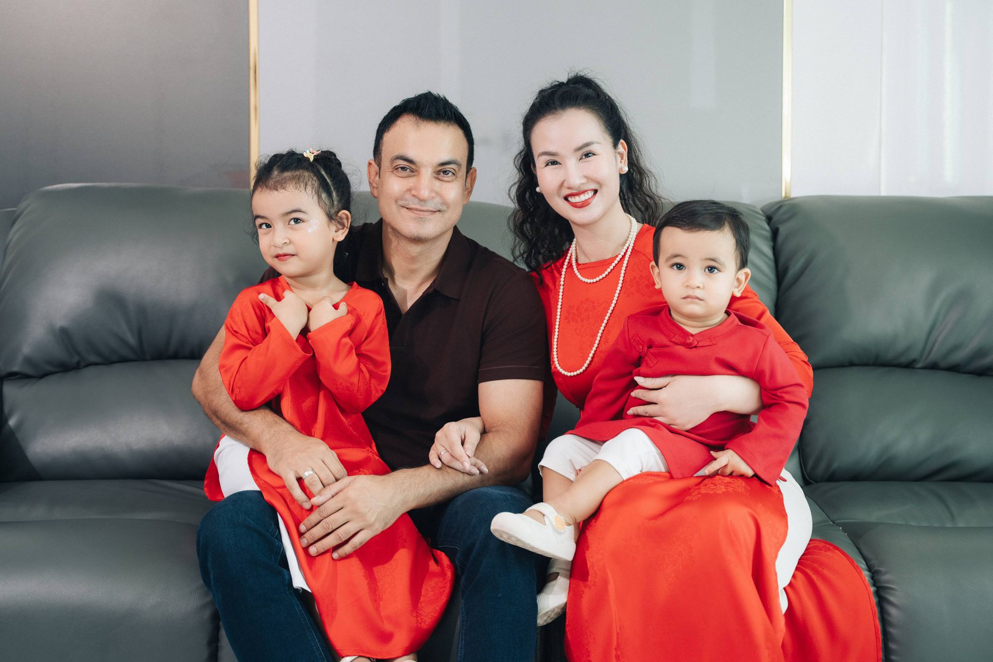 Nữ ca sĩ Việt lấy đại gia Ấn Độ: Khoe con hát thu 120 nghìn tương tác, chồng yêu chiều cho tiền tỷ làm MV  - Ảnh 1.