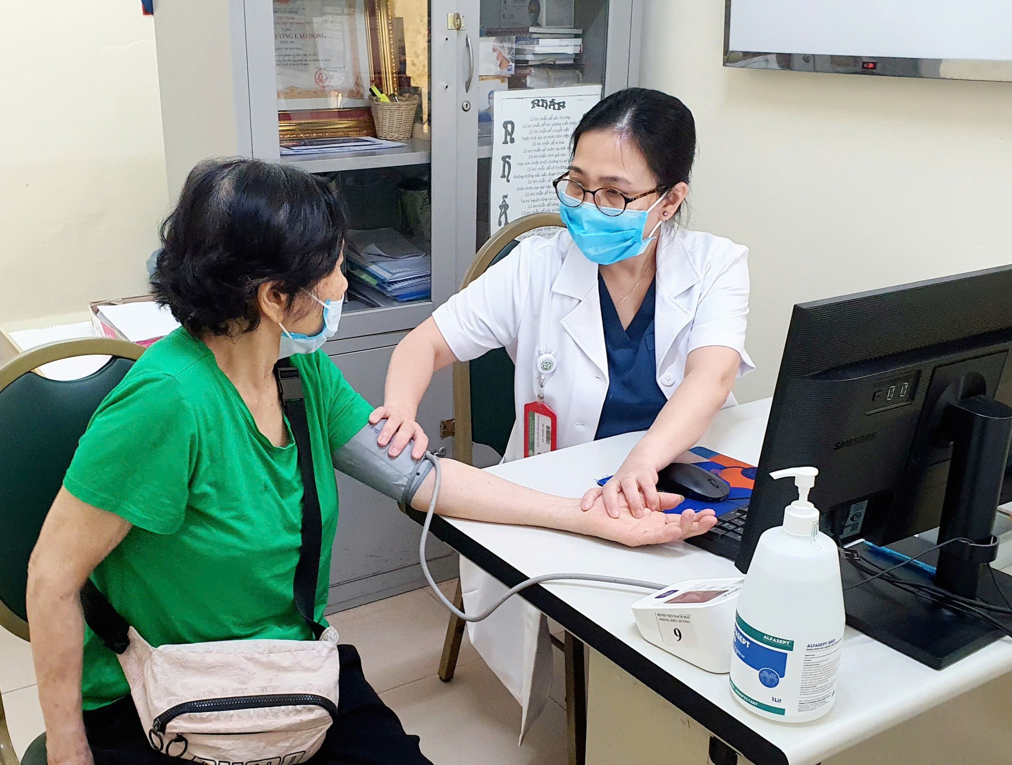Khám sức khỏe xong, dữ liệu sẽ tự động lên VNeID - Ảnh 2.