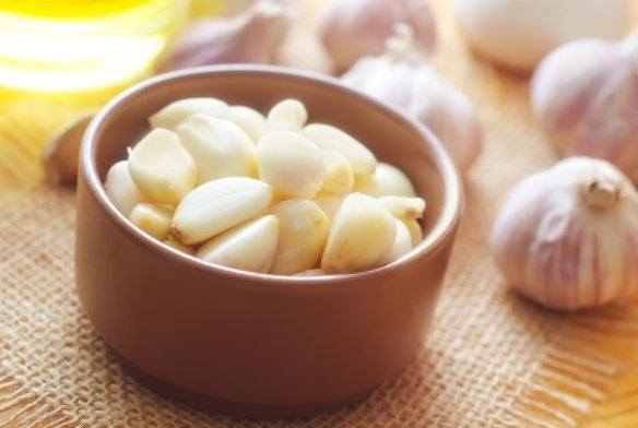 Ăn tỏi mỗi sáng khi bụng đói, người đàn ông 58 tuổi nhận cái kết "không thể ngờ" - Ảnh 2.