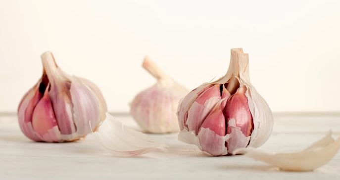 Ăn tỏi mỗi sáng khi bụng đói, người đàn ông 58 tuổi nhận cái kết "không thể ngờ" - Ảnh 1.