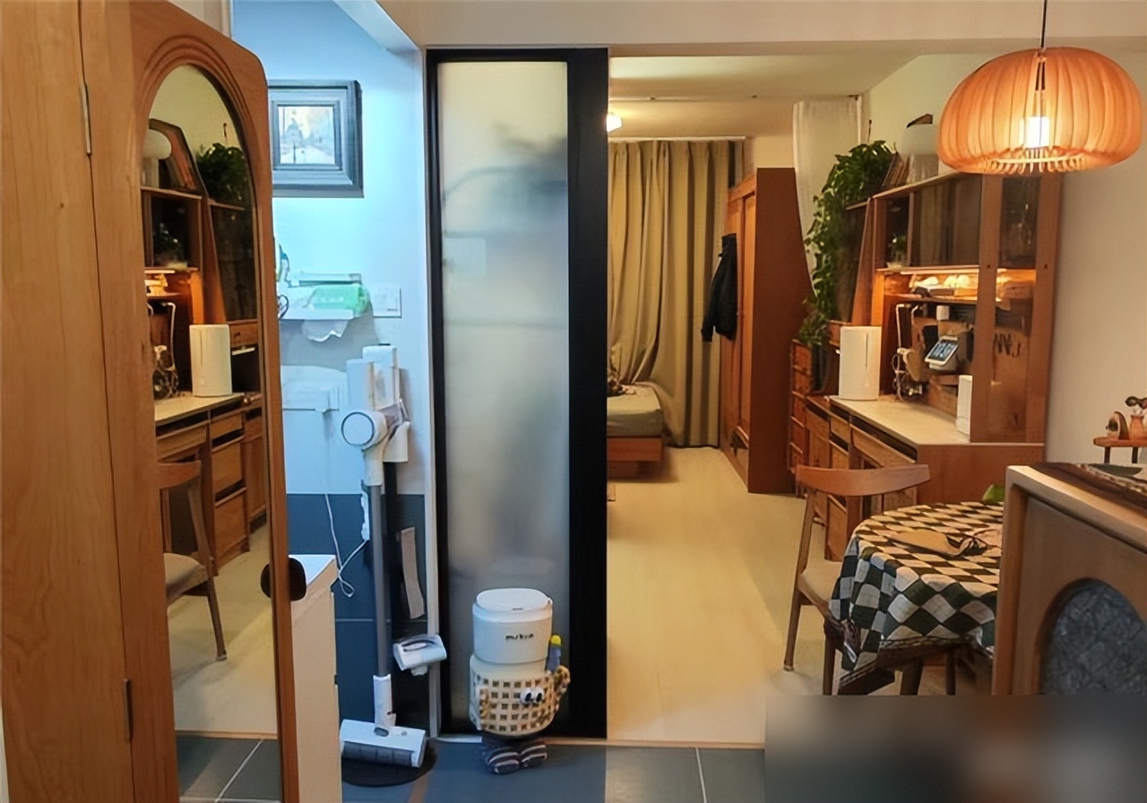 Căn hộ chỉ 30m² của gia đình 3 người khiến nhiều người ngỡ ngàng: Không thừa một mét vuông nào, sống gọn mà vẫn đủ đầy - Ảnh 7.