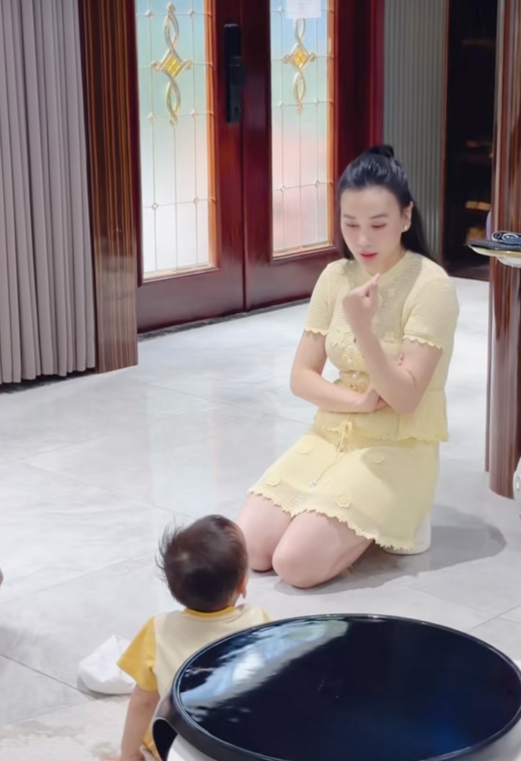 Cặp song sinh nhà Phương Oanh bước vào khủng hoảng tuổi lên 2, vừa khóc vừa ăn vạ khiến mẹ bỉm hoa mắt chóng mặt- Ảnh 4.