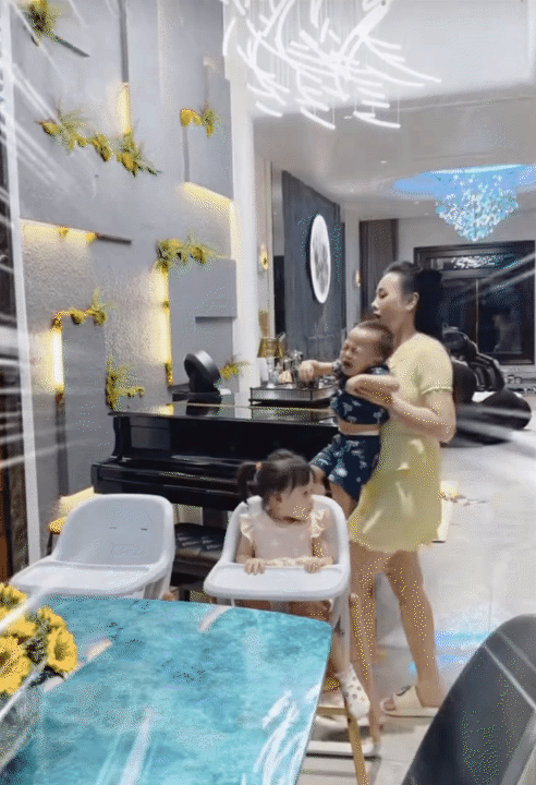 Cặp song sinh nhà Phương Oanh bước vào khủng hoảng tuổi lên 2, vừa khóc vừa ăn vạ khiến mẹ bỉm hoa mắt chóng mặt- Ảnh 1.