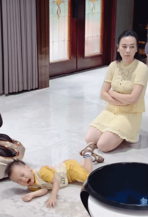 Cặp song sinh nhà Phương Oanh bước vào khủng hoảng tuổi lên 2, vừa khóc vừa ăn vạ khiến mẹ bỉm hoa mắt chóng mặt- Ảnh 3.