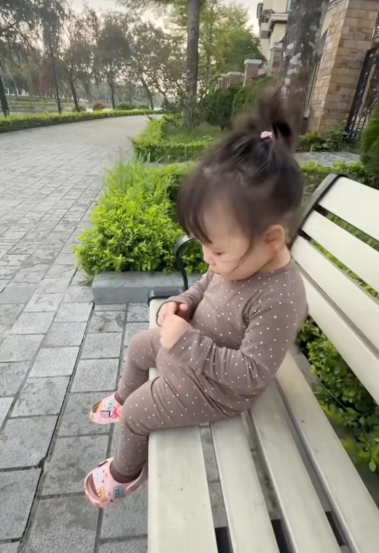 Cặp song sinh nhà Phương Oanh bước vào khủng hoảng tuổi lên 2, vừa khóc vừa ăn vạ khiến mẹ bỉm hoa mắt chóng mặt- Ảnh 6.