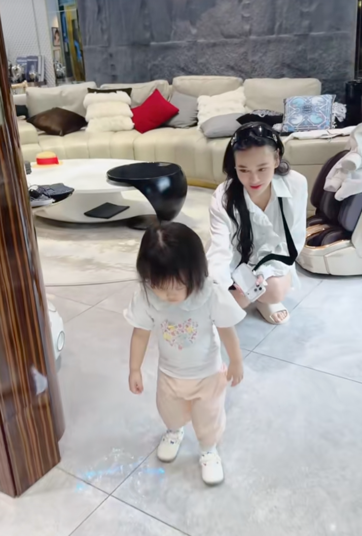 Cặp song sinh nhà Phương Oanh bước vào khủng hoảng tuổi lên 2, vừa khóc vừa ăn vạ khiến mẹ bỉm hoa mắt chóng mặt- Ảnh 5.