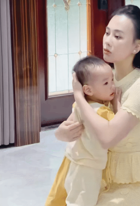 Cặp song sinh nhà Phương Oanh bước vào khủng hoảng tuổi lên 2, vừa khóc vừa ăn vạ khiến mẹ bỉm hoa mắt chóng mặt- Ảnh 7.
