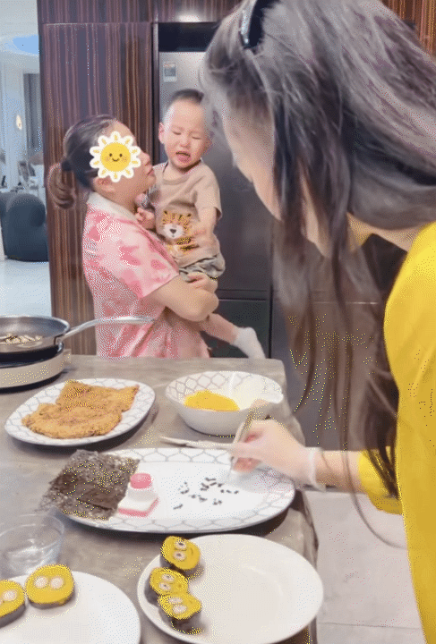 Cặp song sinh nhà Phương Oanh bước vào khủng hoảng tuổi lên 2, vừa khóc vừa ăn vạ khiến mẹ bỉm hoa mắt chóng mặt- Ảnh 10.