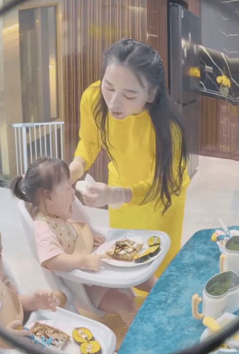 Cặp song sinh nhà Phương Oanh bước vào khủng hoảng tuổi lên 2, vừa khóc vừa ăn vạ khiến mẹ bỉm hoa mắt chóng mặt- Ảnh 9.