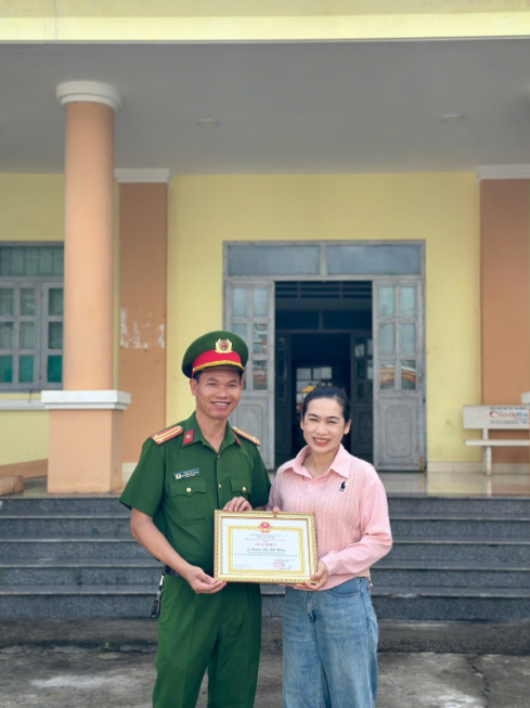 Nhân viên vệ sinh môi trường đang làm việc thì phát hiện cọc tiền mặt 500k, trị giá 37,5 triệu đồng nằm chơ vơ, công an vào cuộc truy tìm chủ nhân - Ảnh 1.