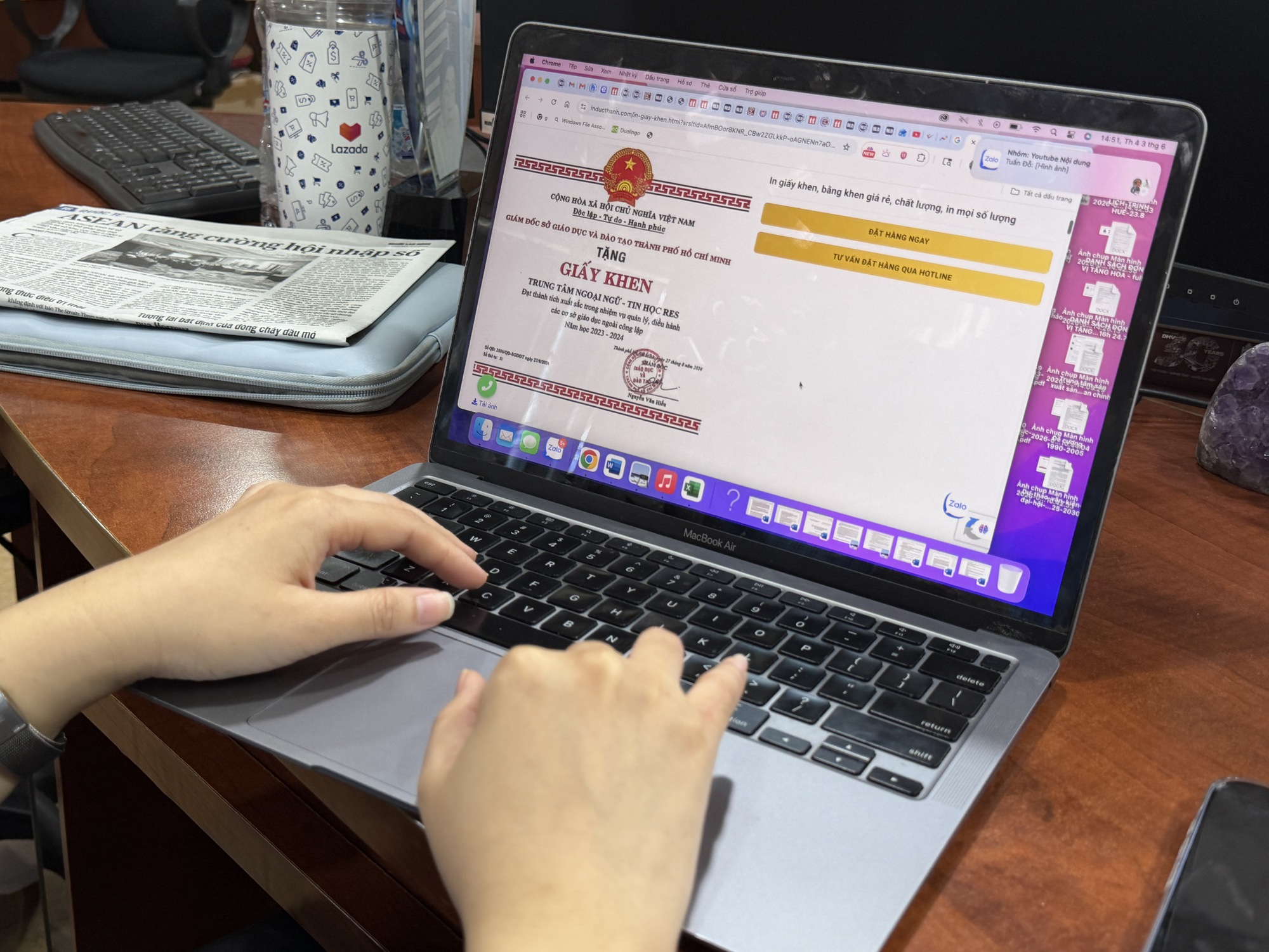 Công an TPHCM cảnh báo phụ huynh thích khoe giấy khen lên mạng - Ảnh 1.