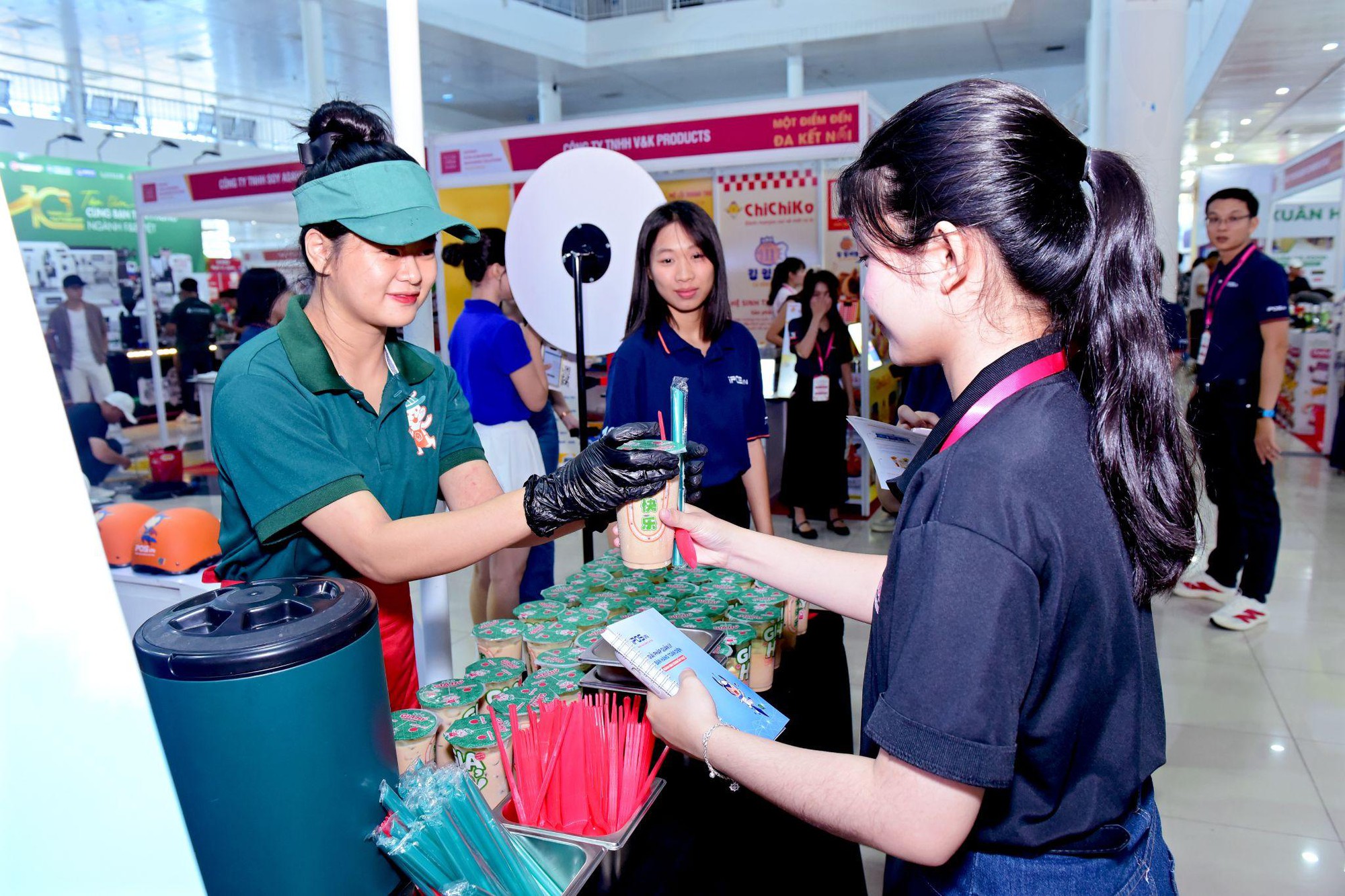iPOS.vn và Gia Hỷ mang 1.000 ly trà sữa miễn phí đến Food & Drink Show 2026 - Ảnh 1.