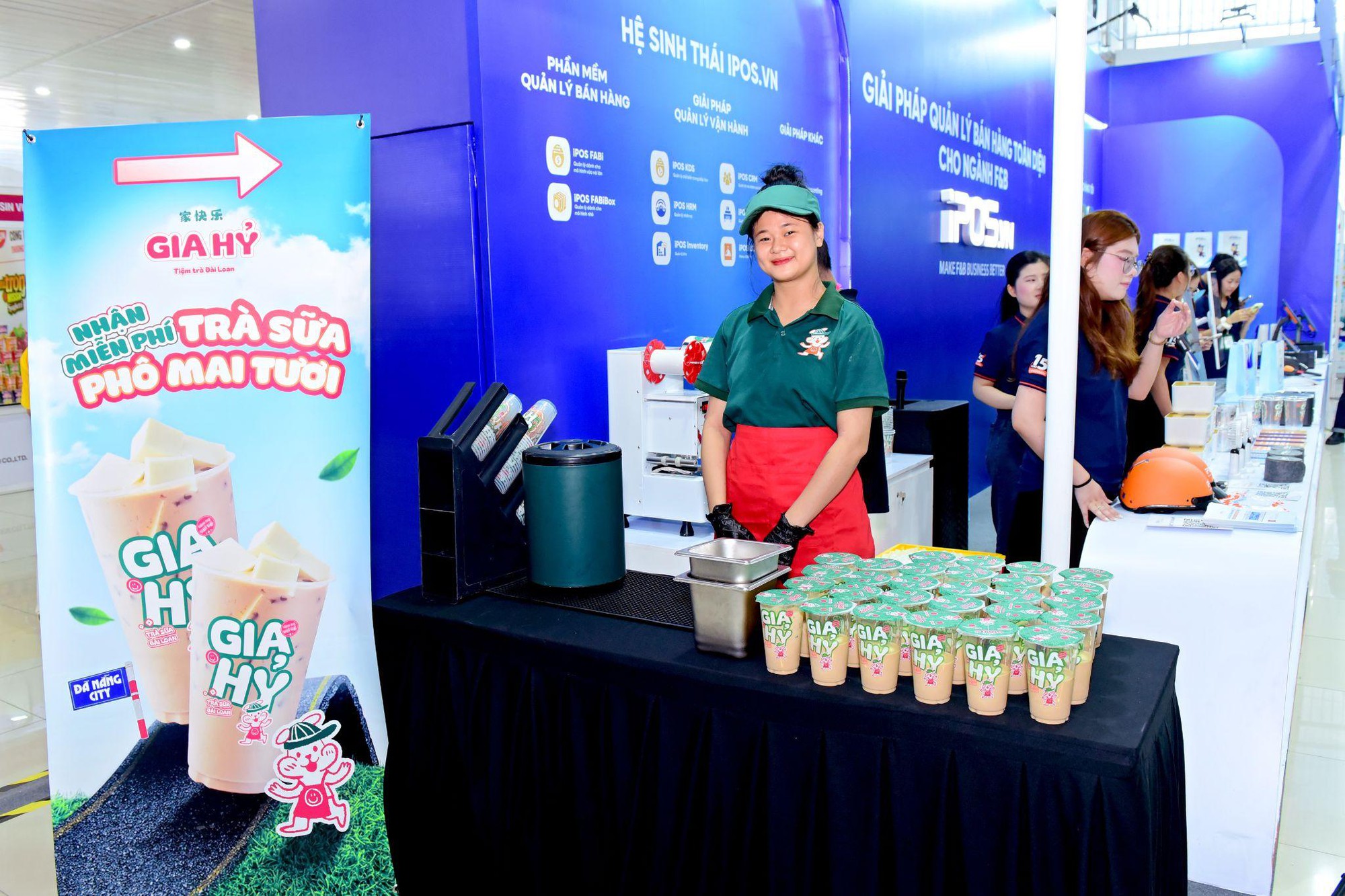 iPOS.vn và Gia Hỷ mang 1.000 ly trà sữa miễn phí đến Food & Drink Show 2026 - Ảnh 2.