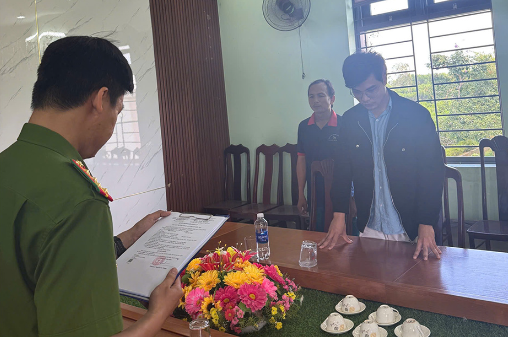 Yêu qua mạng 4 năm với 3 lần chuyển hơn 1,5 tỷ đồng, người  ông ở Hà Nội cay đắng phát hiện "bạn gái" là nam giới: Bắt giữ Hồng Thiên An- Ảnh 1.