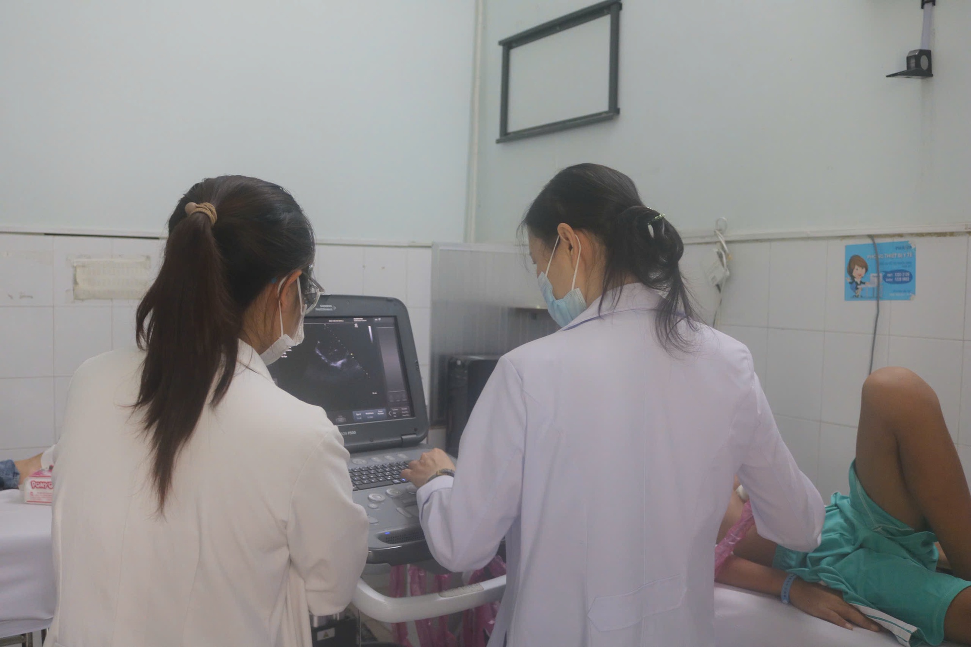 Bác sĩ sốc khi phát hiện chiếc tăm tre cắm trong tim bé trai 13 tuổi - Ảnh 1.