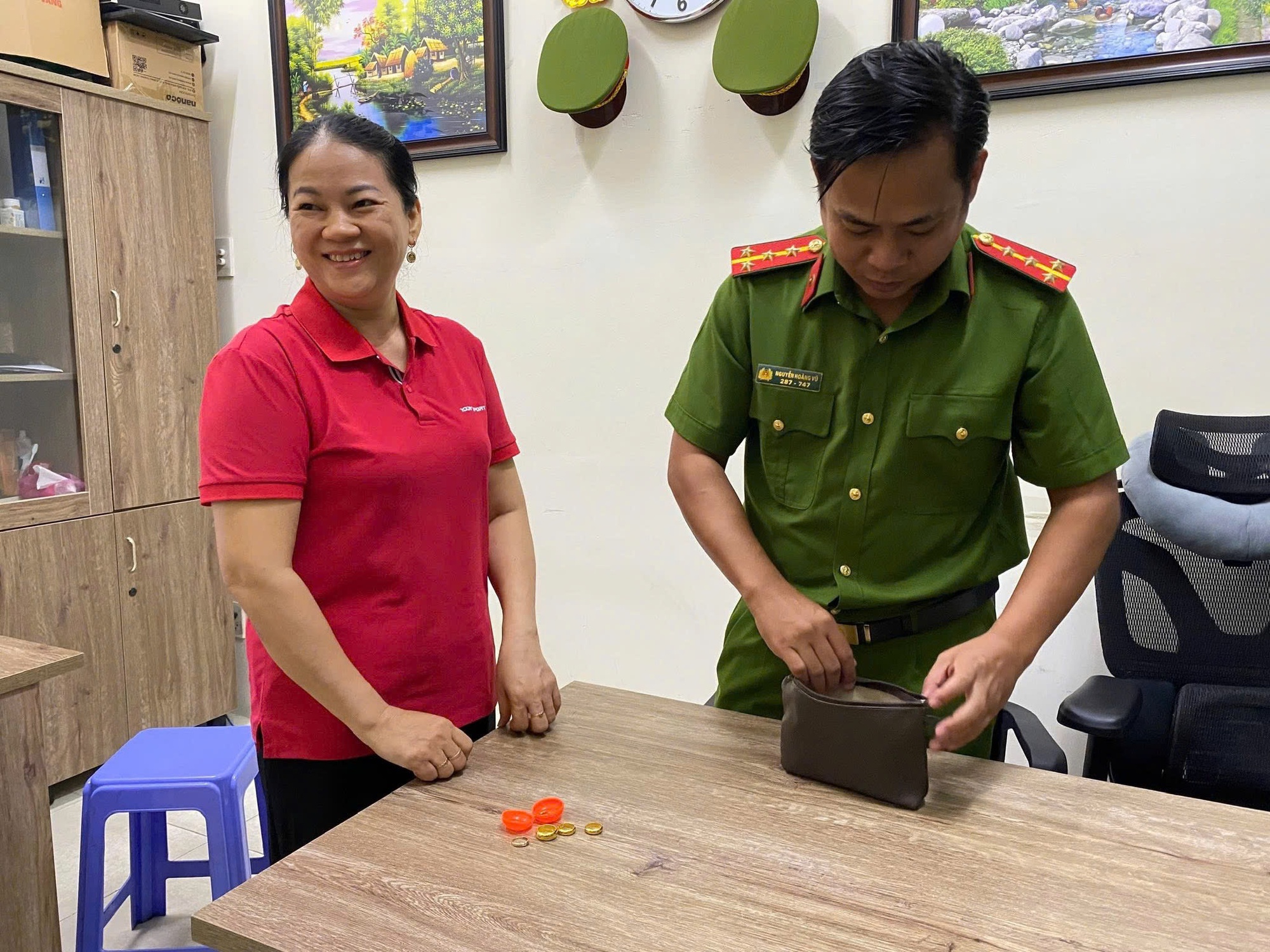 Bị rơi nhiều nhẫn vàng và bông tai, khổ chủ hốt hoảng đến báo công an - Ảnh 1.