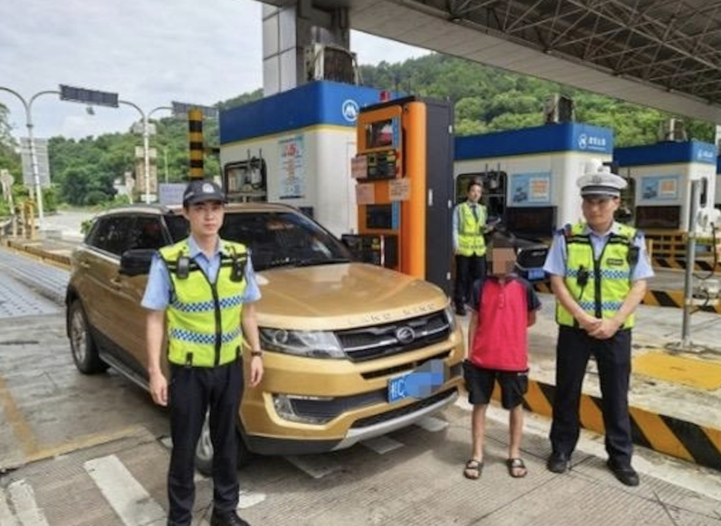 Hoảng hồn: Bé trai 12 tuổi lấy trộm ô tô của hàng xóm, tự lái trên cao tốc suốt 6 tiếng- Ảnh 2.