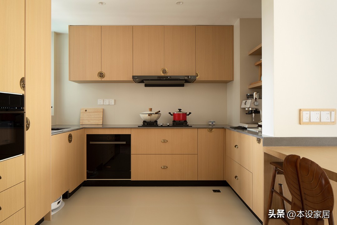 Bước vào căn hộ của người phụ nữ nghỉ hưu, tôi mới hiểu thế nào là một cuộc sống thanh thản: Không xa hoa nhưng bình yên đến lạ - Ảnh 2.